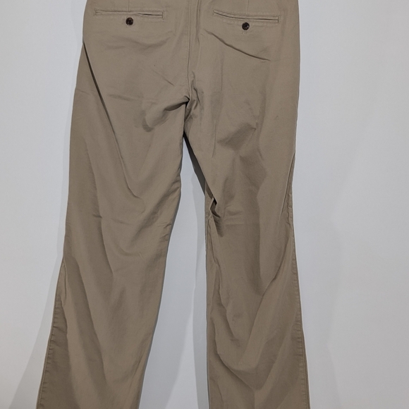 GAP Essential Khaki Pants – Straight Leg – 33x30 – Excellent Used Condition - Picture 3 of 7